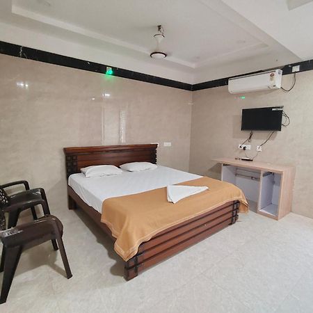 Rk Garuda Guest In Hotel เนลลอร์ ภายนอก รูปภาพ